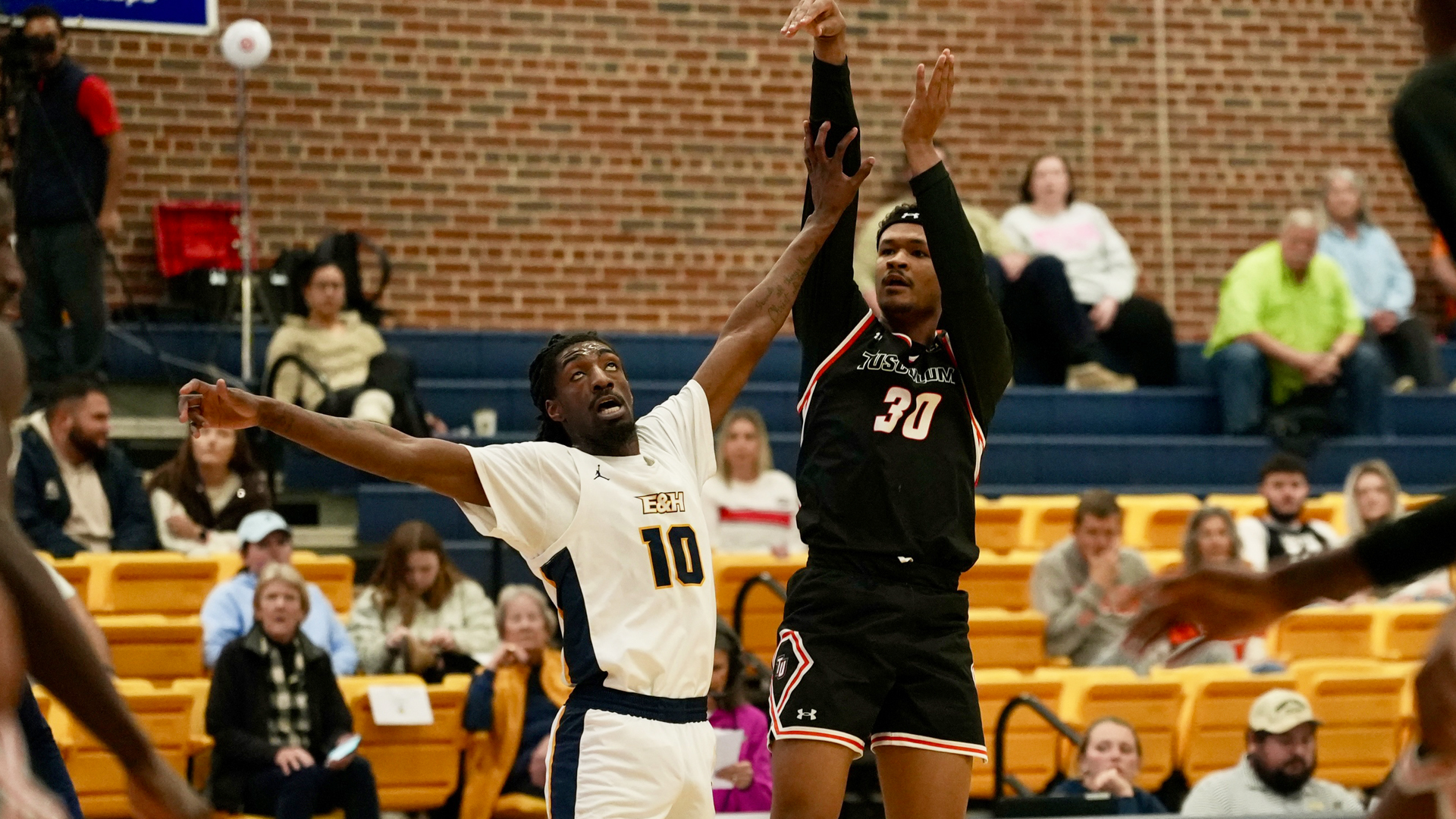 Malachi Hale scored 16 of his 23 points in the first half in Wednesday's game at Emory & Henry (photo by Joe Yates).