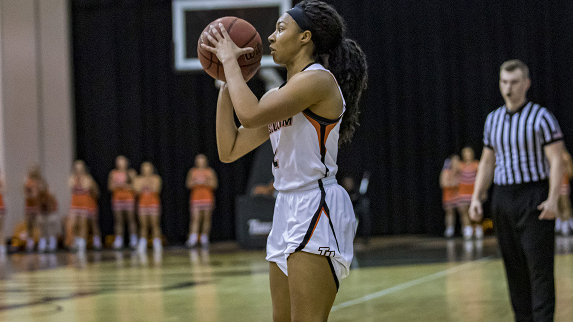 Jalia Arnwine raises up to shoot the go-ahead three-pointer with 25.4 seconds left (photo by Chuck Williams)
