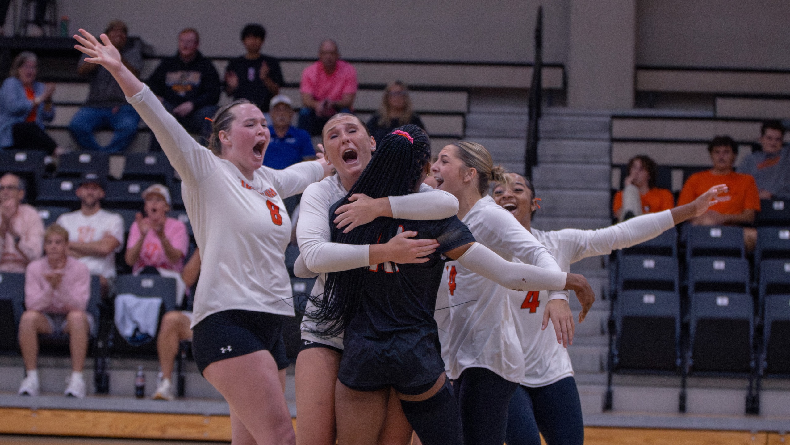 Women's Volleyball wins third-straight match